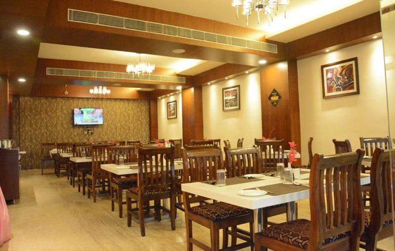 Hotel Eden Roc Bhubaneswar Esterno foto