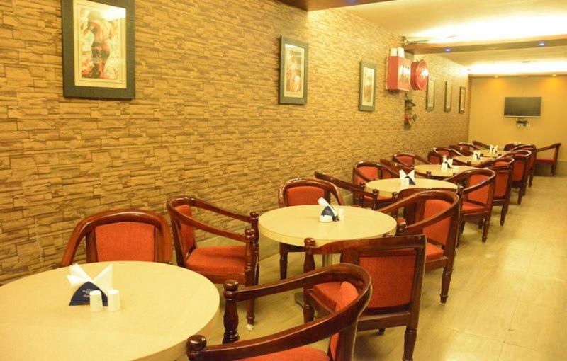 Hotel Eden Roc Bhubaneswar Esterno foto